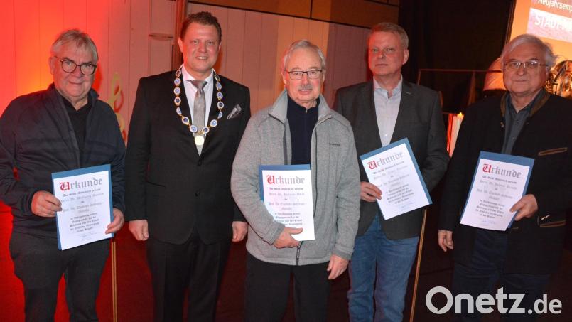 Mehrere Ärzte erhielten für ihren Einsatz die Dr.-Theobald-Schrems-Medaille der Stadt Mitterteich. Im Bild (von links) Dr. Wolfgang Fortelny, Bürgermeister Stefan Grillmeier, Dr. Bertram Völkl, Dr. Achim Nemsow und Dr. Helmut Brandl. Bild: jr