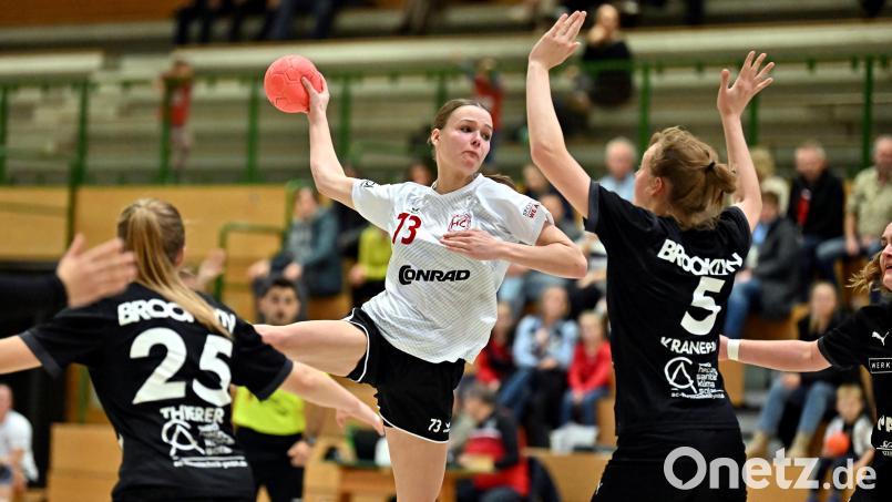Anna Last (Mitte) vom HC Sulzbach-Rosenberg wirft aus dem Rückraum. Im Heimspiel gegen die HSG Nabburg-Schwarzenfeld wollen die Sulzbacherinnen zwei Punkte einfahren. Archivbild: Hubert Ziegler