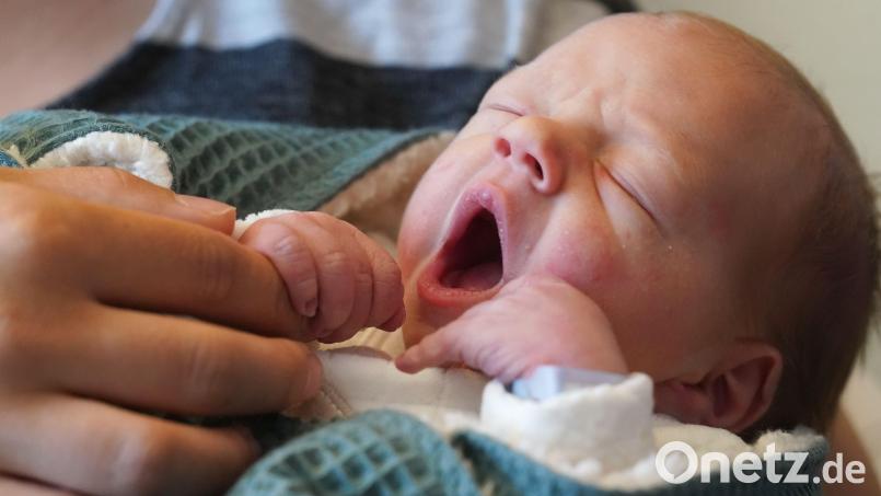 Der Moment, wenn ein Baby nach der Geburt zum ersten Mal seine Umgebung oder die Eltern wahrnimmt (und auch mal müde gähnt), bedeutet für die frühere St.-Anna-Krankenhaus-Hebamme Elisabeth Jamison immer ein großes Glücksgefühl. Symbolbild: Marcus Brandt/dpa
