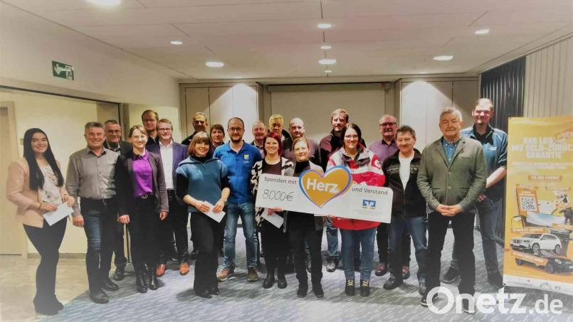 Die Vertreter der Volksbank-Raiffeisenbank überreichen an die Vertreter von 18 Vereinen und gemeinnützigen Institutionen im Regionalbereich der Filiale Eslarn jeweils eine Spende. Bild: gz