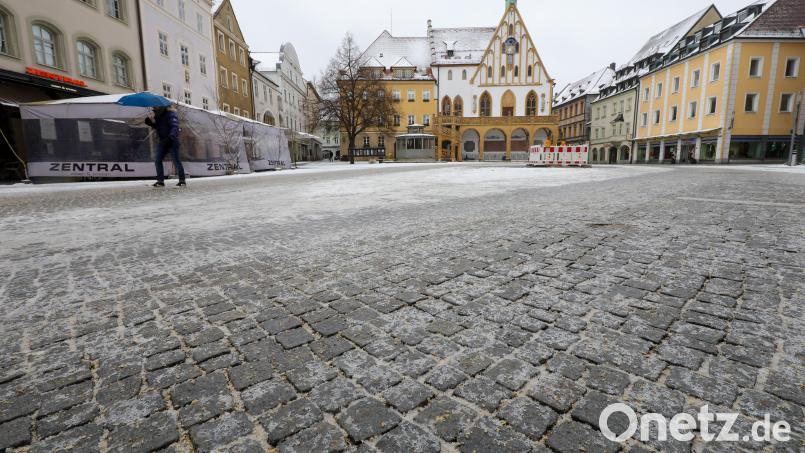 Gähnende Leere am Mittwoch auf dem vereisten Altstadtpflaster in Amberg: Hier sind sonst um diese Zeit, mittags, viele Passanten unterwegs. Bild: Wolfgang Steinbacher