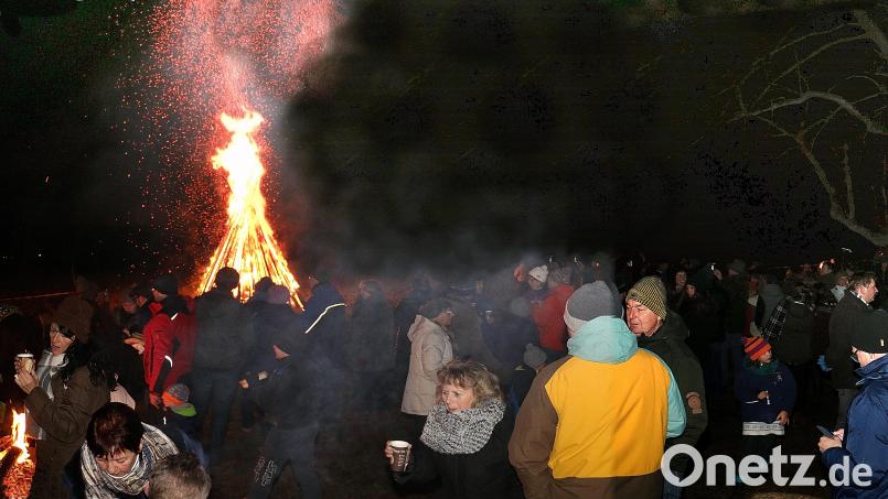 Das Team Tourismus hofft, dass der Nachholtermin am Samstag für das Abbrennen des Bergfeuers auf dem Schusterberg angenommen wird. Archivbild: bsc