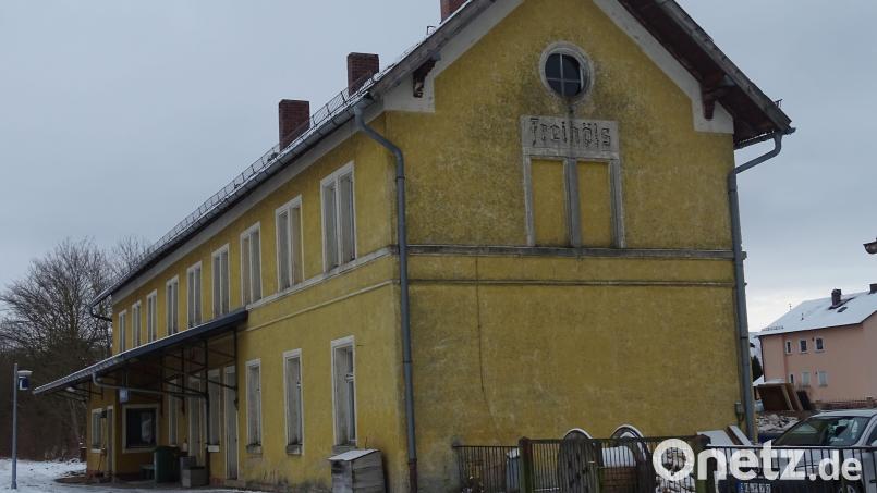 Im Jahr 1859 eingeweiht und seit Jahrzehnten ein Objekt, das immer mehr verfällt: Der Bahnhof Freihöls an der Strecke Amberg-Schwandorf hat seit wenigen Wochen eine neue Besitzerin, die das Obejkt sanieren und Wohnungen entstehen lassen will. Eineinhalb bis zwei Jahre wird das dauern. Bild: Houschka