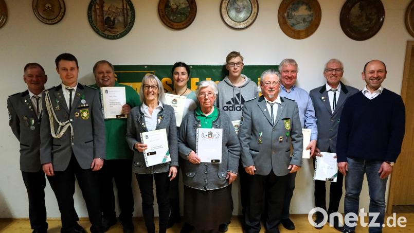 Schützenmeister Heiner Graf und Zweiter Schützenmeister Marco Maier (von links) gratulierten den Geehrten John Neal, Brigitte Graf, Anita Holliday, Emma Riedl, Finn Holliday, Klaus Günther, Markus Dollacker und Wolfgang Reichert, Bürgermeister Hans Ram (rechts) lobt die Verreinsarbeit. Bild: tra