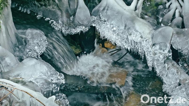 Bizarre Eisgebilde sind derzeit am Eiselbach zu bewundern, bis sie das angekündigte Tauwetter wieder dahinschmelzen lässt. Bild: Günter Moser