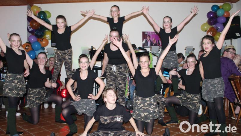 Beste Stimmung herrscht beim Faschingsball der Heumadener Schützen im Schützen- und Gasthaus Bock mit einem großartigen Besuch. Der Nachwuchs des Waidhauser Faschingsvereins präsentiert sich zu Beginn erstmals öffentlich und wird mit viel Beifall belohnt. Bild: gi