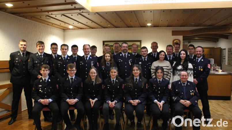 Ehrungen und Beförderungen stehen bei der Jahreshauptversammlung der Feuerwehr Oberköblitz im Mittelpunkt. Bild: Norbert Friedl/exb