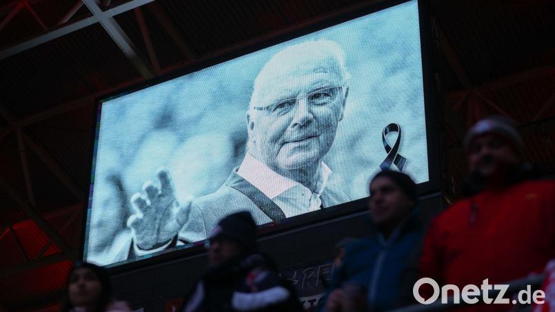 Vor den Spielen gab es in Gedenken an Franz Beckenbauer eine Schweigeminute. Bild: Jan Woitas/dpa
