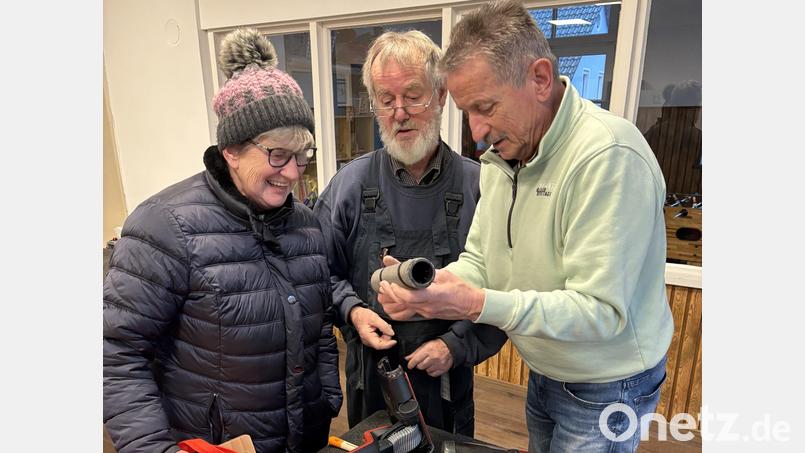 Beim Reparatur Café im Oktober wurde bereits fleißig gewerkelt. Der nächste Termin in Pressath ist am 3. Februar. Archivbild: Irmgard Graser/exb