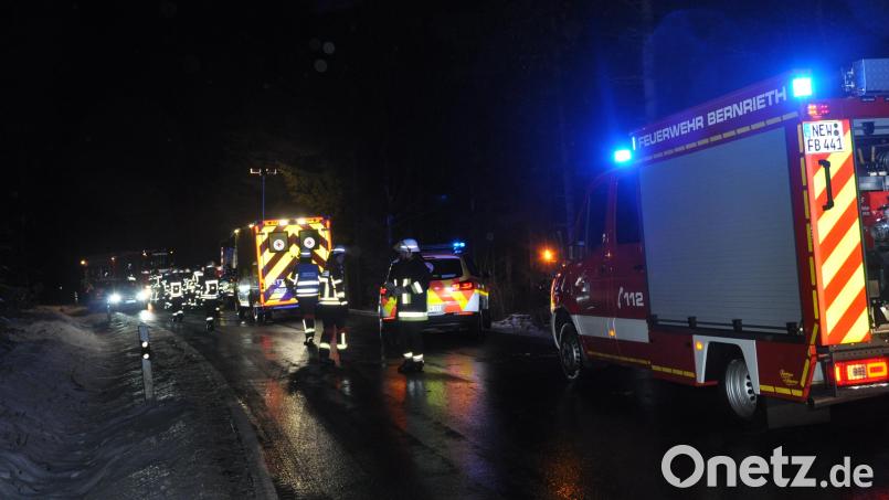 Rettungskräfte eilen herbei, nachdem eine junge Autofahrerin in einem Waldstück zwischen Waldthurn und Neuenhammer ins Schleudern geraten und von der Fahrbahn abgekommen war. Bild: dob