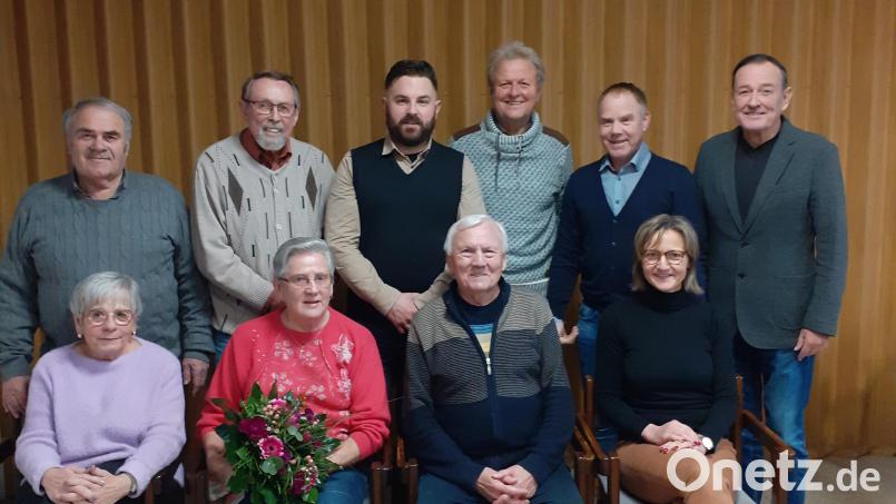 Karl Schmidberger (Vorne, Zweiter von rechts) führt künftig die AG SPD60plus, während Margarete Rieger (vorne, Zweite von links) seine Stellvertreterin ist. Heribert Schubert (stehend, rechts) ist neuer Schriftführer. Bild: dip