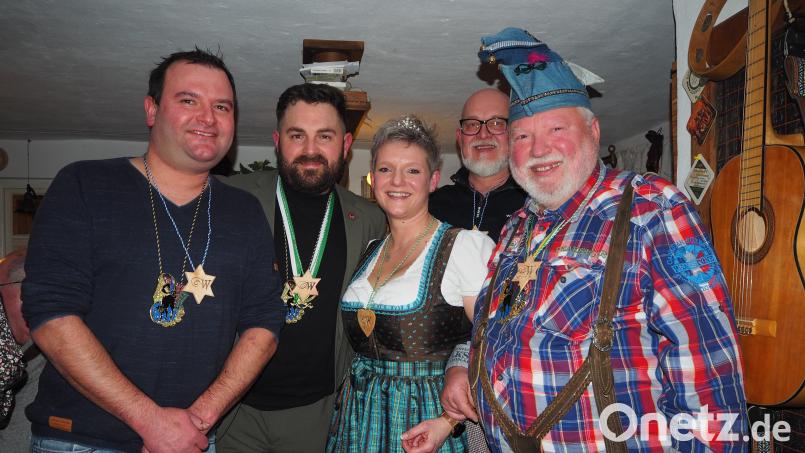Neustadt hat wieder den traditionellen Zoiglorden verliehen. Zoiglprinz Bernhard (rechts) verlieh zusammen mit seiner Zoiglprinzessin Evi die ersten Orden an Jürgen Trescher (links), Bürgermeister Sebastian Dippold (Zweiter von links) sowie Zoiglwirt Gerald Wickl (Zweiter von rechts). Bild: krb