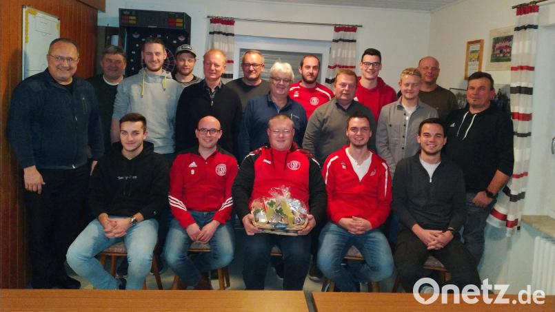 Die neue Führung der Abteilung Fußball mit dem scheidenden Abteilungsleiter Sven Stock (sitzend, von links): Lucas Nößner, Thomas Hauer, Sven Stock, Stefan Dobmeier und Jonas Dobmeier. Bild: rfi