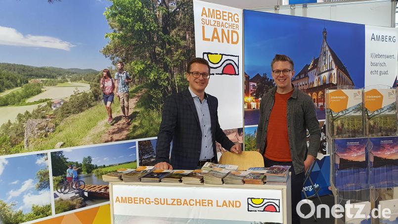 Der Tourismus-Chef des Landkreises Amberg-Sulzbach, Hubert Zaremba, und Jonathan Danigel (rechts) werben auf der CMT in Stuttgart für das Amberg-Sulzbacher Land als Urlaubsregion. Bild: Christine Riel, Landkreis Neumarkt/exb