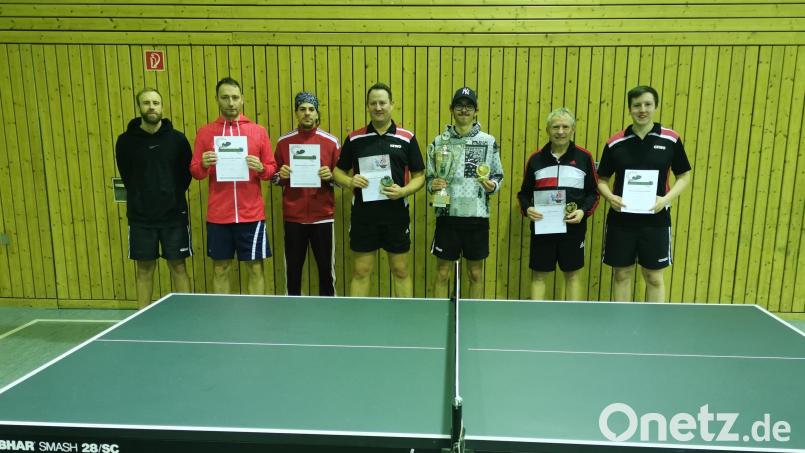 Vorsitzender Christoph Sporrer (von links) gratulierte Thorsten Ziegler und Simon Seitz (Stadtmeister im Doppel), Tobias Kollarik (Zweiter im Einzel), Benjamin Fiedler (Stadtmeister im Einzel), Robert Wameser (Dritter im Einzel und zweiter Platz Doppel) und Sebastian Richt (Zweiter im Doppel) zu ihren Erfolgen. Bild: ATSV Tirschenreuth/exb