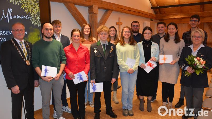 Erfolgreiche Absolventen, Meister und Sportler ehrte Bürgermeister Max Bindl (links) beim Konnersreuther Neujahrsempfang. Doris Czerwik (rechts) wurde für 40 Jahre aktiven Dienst beim Roten Kreuz geehrt. Bild: jr