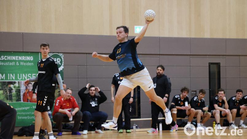 HSG-Spieler Florian Kreiter beim Wurf: Die Weidener Handballer stehen im Derby gegen die HSG Nabburg-Schwarzenfeld vor einer kniffligen Aufgabe. Bild: Dieter Jäschke