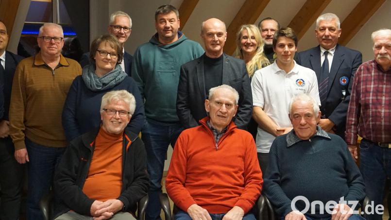 Zahlreiche Mitglieder werden bei der Jahreshauptversammlung der Wasserwachts-Ortsgruppe Nabburg geehrt. Bild: Kraus/exb