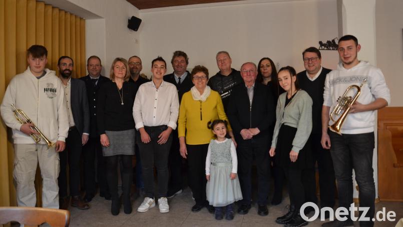 Robert Schweigl (Fünfter von rechts) feiert seinen 80. Geburtstag im Kreise seiner großen Familie, Verwandten und Bekannten. Dazu gratulieren auch Pfarrer Udo Klösel (Zweiter von rechts), Bürgermeister Armin Bulenda (Zweiter von links) und die Feuerwehr Moosbach. Bild: gi