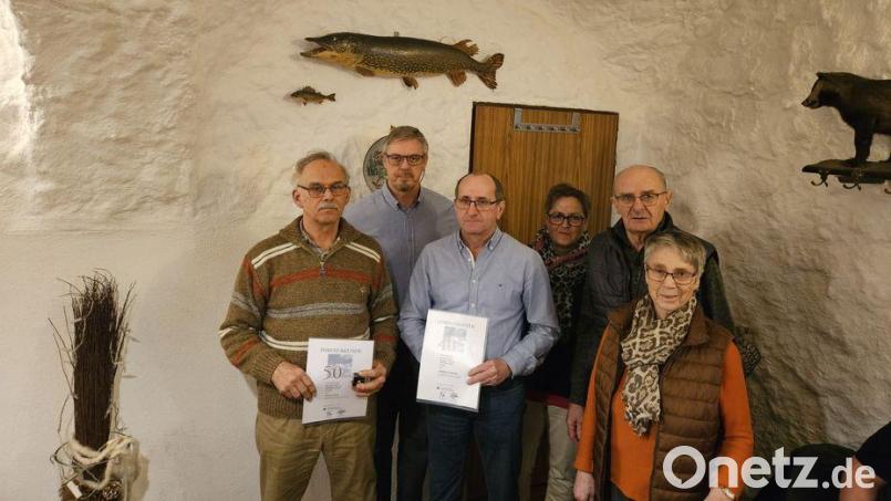 Geehrt bei der Betriebsfeier wurden Georg Heider (links) für 50 Jahre und Manfred Schneider (Dritter von links) für 40 Jahre. Ihnen gratulierte Firmenchef Norbert Klier (Zweiter von links). Bild: ct