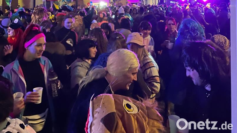 Weiberfasching in Neunburg: Auch dieses Jahr geht die Post ab. Diesmal steigt die Party im Burghof. Archivbild: Jörg Weiß/exb