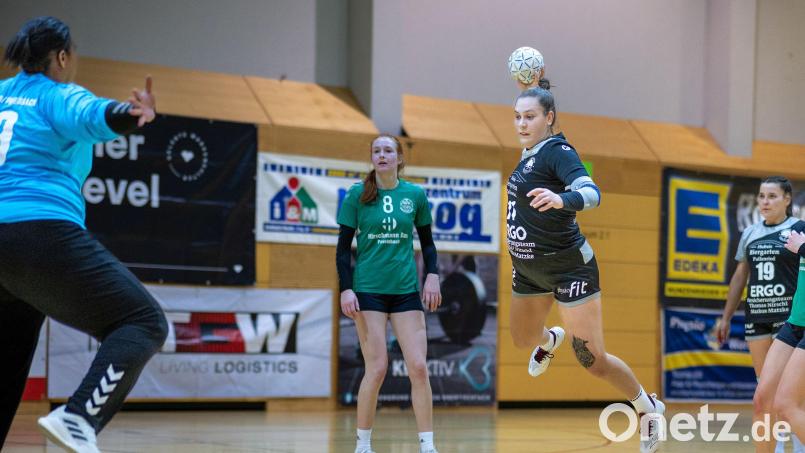 Leonie Betz (am Ball) und die HV-Damen fahren am Samstag zur SG Mintraching/Neutraubling II. Bild: Günter Uschold
