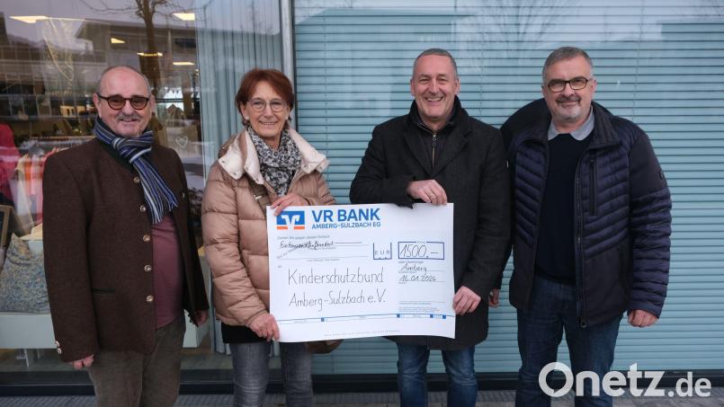 Über 1.500 Euro vom Lions-Club Amberg-Sulzbach freute sich die Vorsitzende des örtlichen Kinderschutzbunds (KSB), Brigitte Breitfelder (Zweite von links). Den Lions-Spendenscheck übergaben (von links) Hans Fürnkäs, Matthias Hahn und Michael Hemrich. Bild: usc