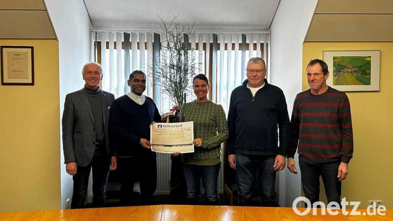 Bürgermeister Peter König (von links), Pfarrer Julius Johnrose, Daniela Panzer, Hans Richtmann und Peter Prechtl bei der Scheckübergabe. Bild: Verwaltungsgemeinschaft Neusorg/exb