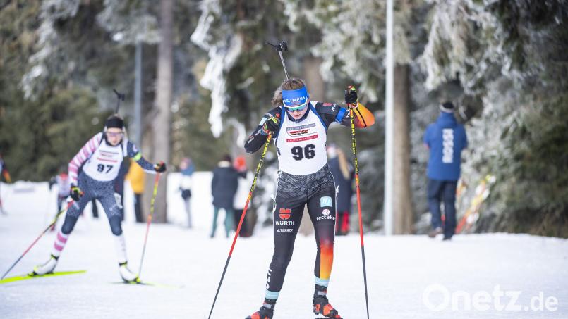 Selina Kastl (Nummer 96) beim Einzelrennen des Deutschlandpokals in Oberwiesenthal. Die junge Oberfränkin wurde Vierte. Bild: Benjamin Sölzer/Voigt Fotografie
