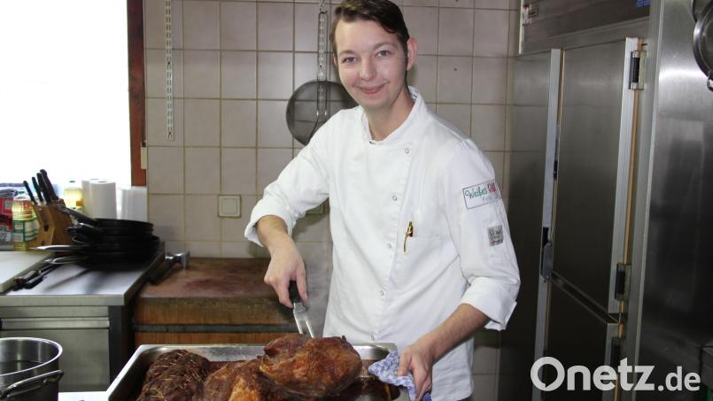 Felix Deinzer hat ab sofort nicht nur in der Küche des Gasthofs "Zum weißen Rössl" das Sagen. Er hat den gesamten gastronomischen Betrieb von seinen Eltern übernommen. Bild: prh