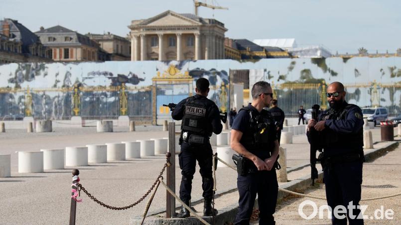Nach einer Bombendrohung bewachen Polizisten den Eingang des Schlosses von Versailles (Oktober 2023). Bild: Christophe Ena/AP/dpa