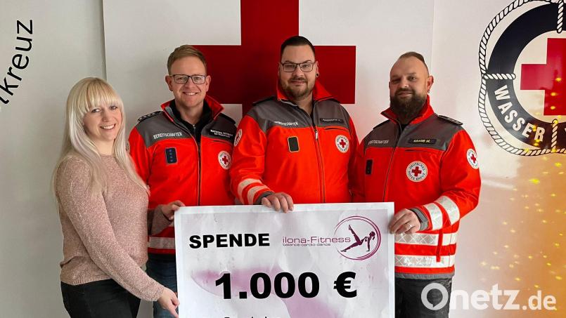 Ilona Gruber übergab einen Spendenschenk an BRK-Bereitschaftsleiter Matthias Dittrich, Manuel Maierhöfer und Michael Krauß (von links). Bild: BRK Mitterteich/exb