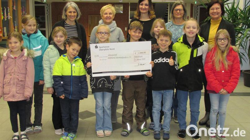 An Beatrix Kempf übergaben Rektorin Gudrun Lehner, die Elternbeiratsvorsitzenden Maria Bock und Heidi Schlicht, stellvertretende Schulleiterin Kerstin Zaus (von links) sowie die Klassensprecher den Scheck. Bild: Grundschule Immenreuth/exb