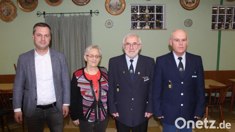 Bürgermeister Wolfgang Söllner (von links), die Lebensgefährtin des Jubilars Heidi Pohl, Jubilar Oskar Riedl und Sohn Manfred Riedl, zurzeit KSK-Vorsitzender. Bild: exb/soj