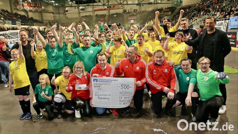 Der Wildenauer Fanclub überreichte beim Bananenflanker-Budenzauber 500 Euro für die Bananenflanker-Teams. Auch Bundesligatrainer Markus Weinzierl (hinten rechts) und Tobias Schweinsteiger (links daneben) freuten sich über die Spende. Bild: mr