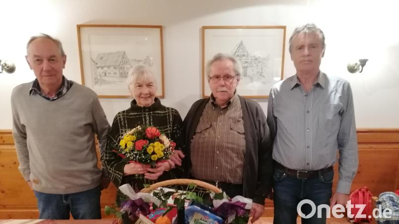 Verabschiedung bei der Jagdgenossenschaft Fürnried-Süd: (von links) 2. Vorsitzender Andreas Oberleiter, Grete Reichel, der langjährige Jagdpächter Werner Reichel und 1. Vorsitzender Erwin Vogel. Bild: Jagdgenossenschaft Fürnried-Süd/exb