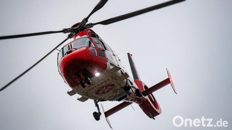 Ein Rettungshubschrauber hat den Verletzten ins Klinikum Weiden gebracht. Symbolbild: Stefan Sauer/dpa