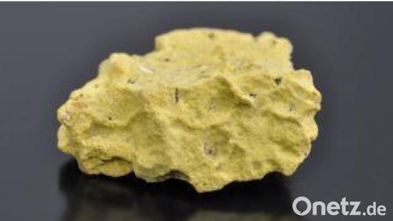Das gelbe Mineral wurde 1949 in 2,5 Metern Tiefe inmitten eines Braunkohleflözes der Mathiaszeche gefunden. Bild: Kemner, LfU