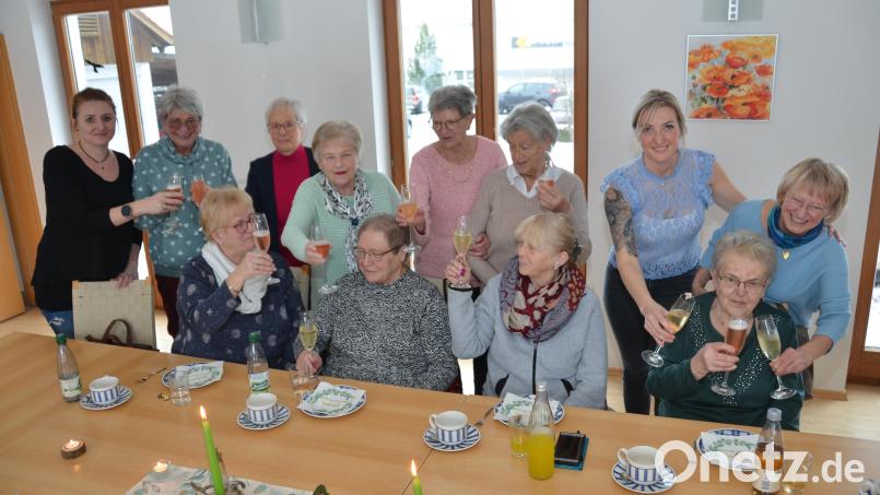 Darauf stoßen die Damen erst einmal kräftig an: Eliska Ram (Dritte von rechts) leitet die neue Seniorengruppe der Arbeiterwohlfahrt. Gabriele Gmeiner (sitzend, rechts) wurde noch einmal ausdrücklich für die lange Zeit der Leitung gedankt. Bild: dob