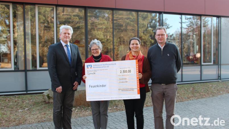 Matthias Weiser (von links), Dr. Annemarie Schraml, Stefanie Heinrich und Andreas Sagstetter bei der Spendenübergabe. Bild: Martin Putzlocher/exb