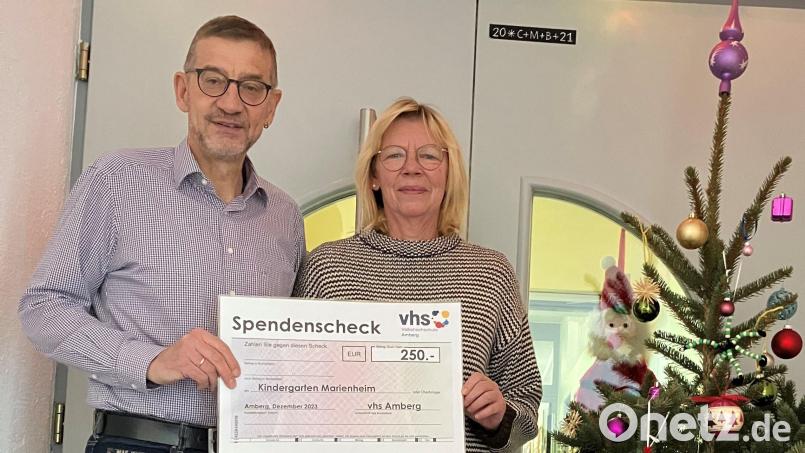 Kulturamtsleiter Reiner Volkert überreichte den Spendenscheck an die Kindergartenleiterin Anita Rupprecht vom Caritas-Kindergarten Marienheim. Bild: Reiner Volkert, Stadt Amberg /exb