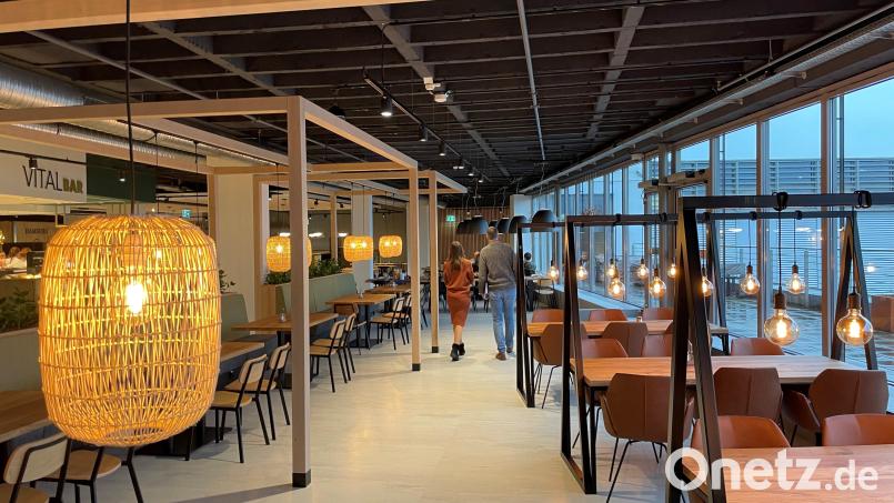Warmes Licht trifft auf kühles Industriedesign. Das neue Witt-Betriebsrestaurant &quot;Josefs&quot; mit seinen 250 Plätzen macht auch optisch einen schmackhaften Eindruck. Bild: phs