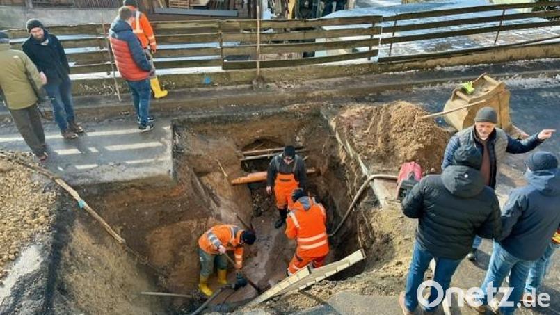 Wasserrohrbruch in Mantel: Die Suche nach dem Leck ist in vollem Gange. Bild: Gabi Schönberger