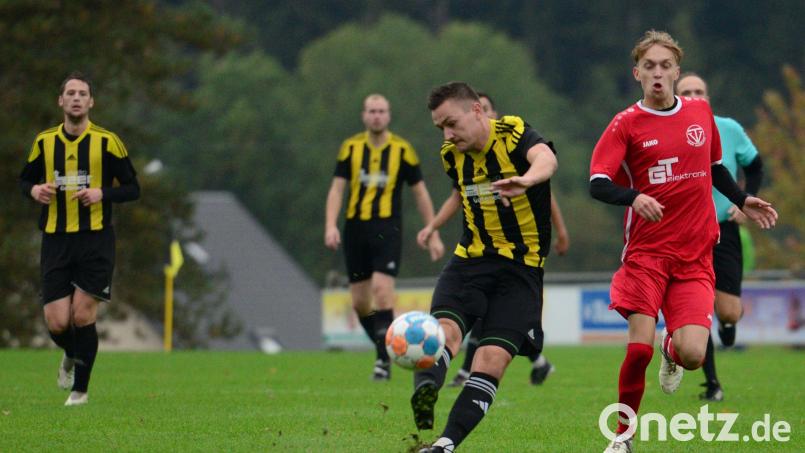 Johannes Hösl (am Ball) stürmt nächste Saison für den SV Schwarzhofen. Bild: ham