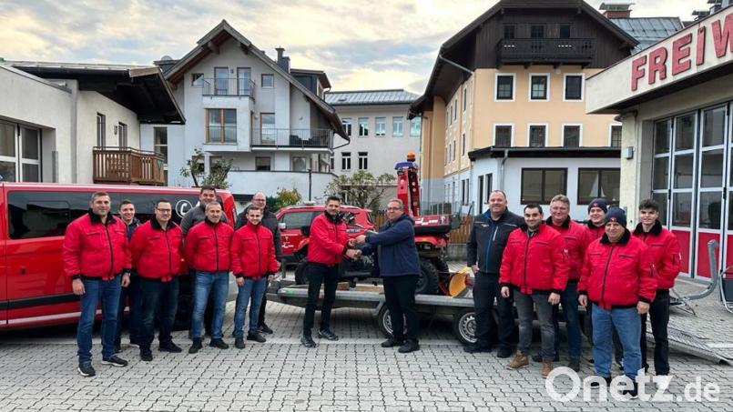 Eine Abordnung der Feuerwehr Teunz nimmt in Zell am See das neue Einsatzfahrzeug, ein gebrauchtes, aber völlig intaktes Quad, in Empfang. Das &quot;Geschäft&quot; besiegeln Kommandant Andreas Brandstätter und Peter Onz (Bildmitte). Bild: Feuerwehr Teunz/exb