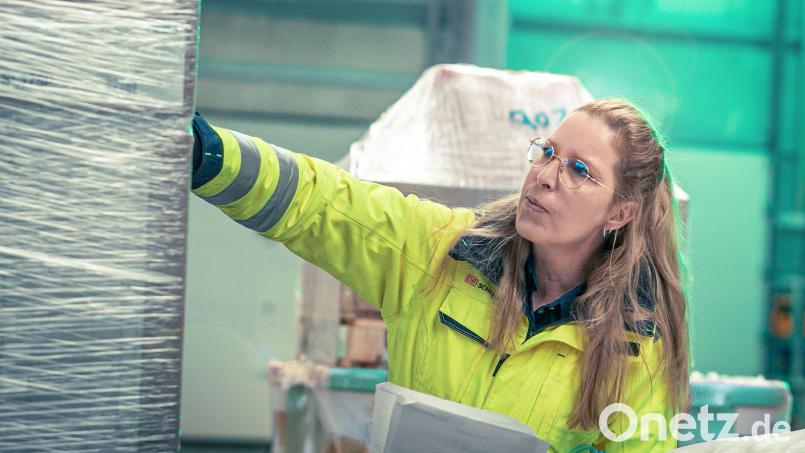 Nicole Herrmann hat mit 39 Jahren ein Praktikum bei DB Schenker in Hamburg gemacht. Bild: DB Schenker/dpa