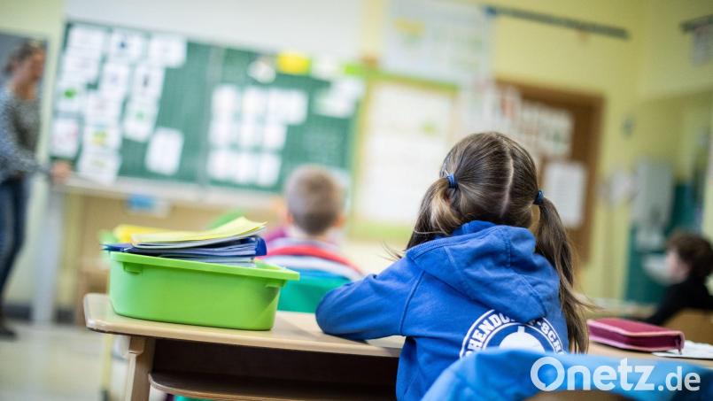 Mit einem weitreichenden Maßnahmenpaket für Grundschulen will Kultusministerin Anna Stolz (Freie Wähler) auf das Abrutschen Deutschlands bei der internationalen Schulvergleichsstudie "Pisa" reagieren. Symbolbild: Marcel Kusch/dpa