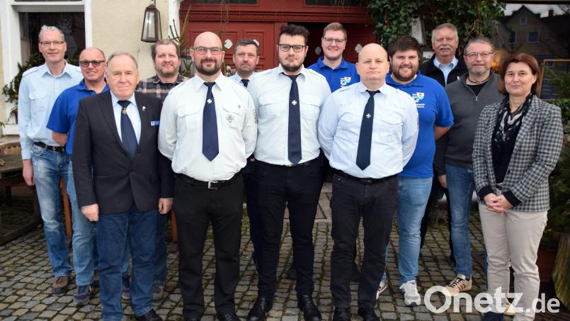 Nach der Vorstandswahl beim Soldaten- und Kameradschaftsverein Königstein: (von links) Reinhard Pirner, Wolfgang Platzer, Soldatenbund-Bezirksvorsitzender Horst Embacher, Horst Pirner, Stefan Vogl, Marco Renner, der neue Vorsitzende Markus Rippl, Jannik Brunner, Uwe Köller, Michael Zahn, Reinhold Koch, Hans Martin Grötsch und Zweite Bürgermeisterin Doris Lehnerer. Bild: wku