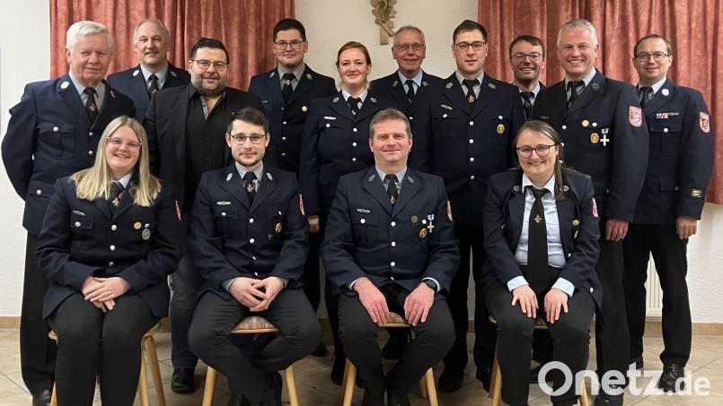 Die neu gewählte Führungsmannschaft der Feuerwehr Ahornberg: (vorne von links) Jasmin Heser, Johannes Strößner, Stephan Schlicht, Katharina Ohlinger, (hinten von links) Albert Melzner, Wolfgang Zaus, Bürgermeister Thomas Kaufmann, Maximilian Horn, Stephanie Greger, Lothar Porst, Hubert Scherm, Matthias Melzner und Kreisbrandmeister Florian Braunreuther. Bild: Feuerwehr Ahornberg/exb