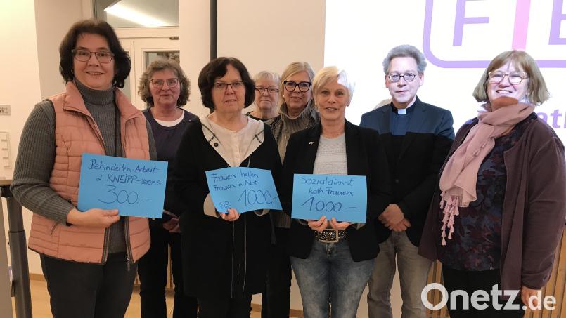 Der Hahnbacher Frauenbund überreicht bei seiner Jahreshauptversammlung einige Spenden. Bild: mma